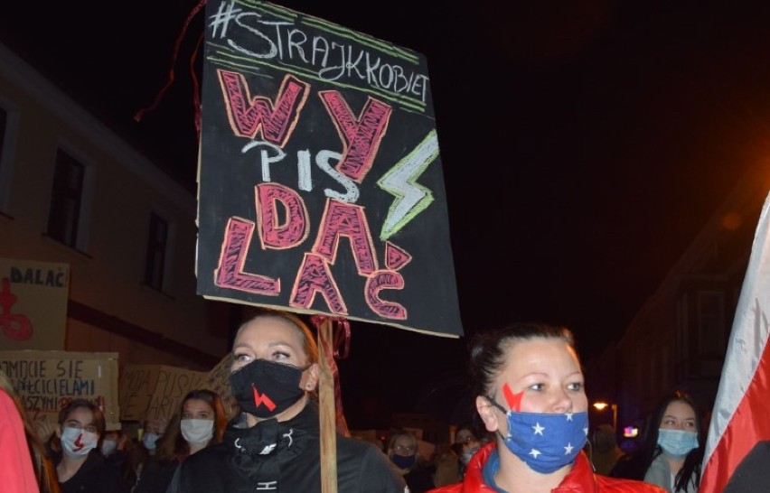 Protest kobiet w Wągrowcu. Zobacz hasła. "Nawet mefedron ma lepszy skład niż polski rząd", "Nawet Maryja miała wybór" 