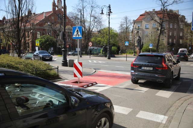 Nowa organizacja ruchu została wprowadzona na skrzyżowaniu ulic Piłsudskiego, Wenecja, Garncarskiej i Retoryka.