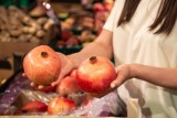 Te wyjątkowe owoce pomogą na zaparcia i wysoki cholesterol. Są polecane sportowcom i cukrzykom. Zobacz, jak jeść i obierać granaty?