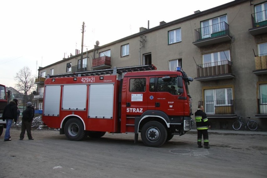 Groźny pożar w budynku mieszkalnym na ulicy Kutnowskiej w Krośniewicach [ZDJĘCIA]