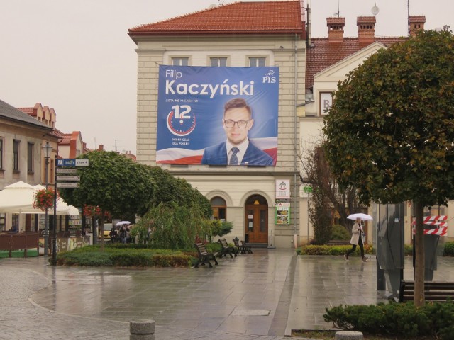 Na zabytkowej kamienicy przy placu Jana Pawła II zawieszono baner wyborczy