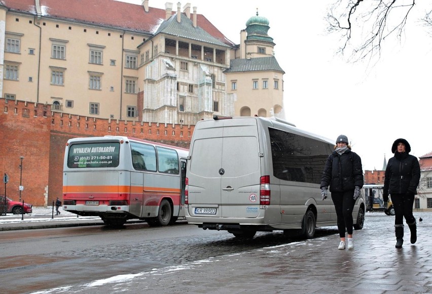 9.(ex aequo) Kierowcy busów dowożących do Krakowa uczniów,...