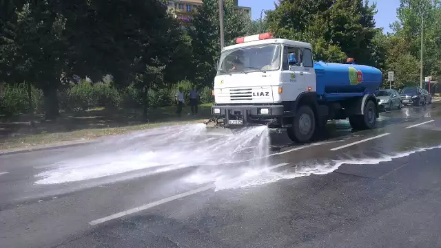 Polewaczki na ulicach Radomia myją ulice i dają ulgę mieszkańcom podczas upałów