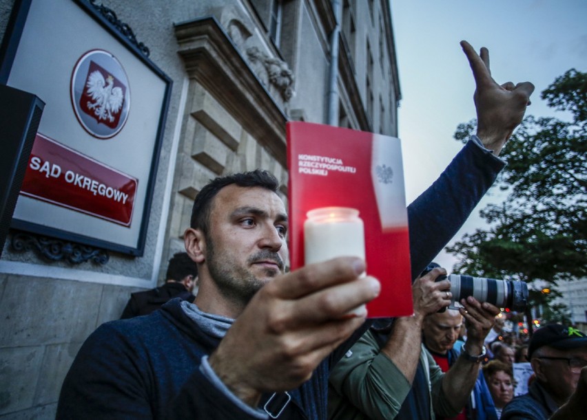 "Łańcuch Światła" w Trójmieście. Protesty przed sądami w Gdańsku i Gdyni [zdjęcia, wideo]