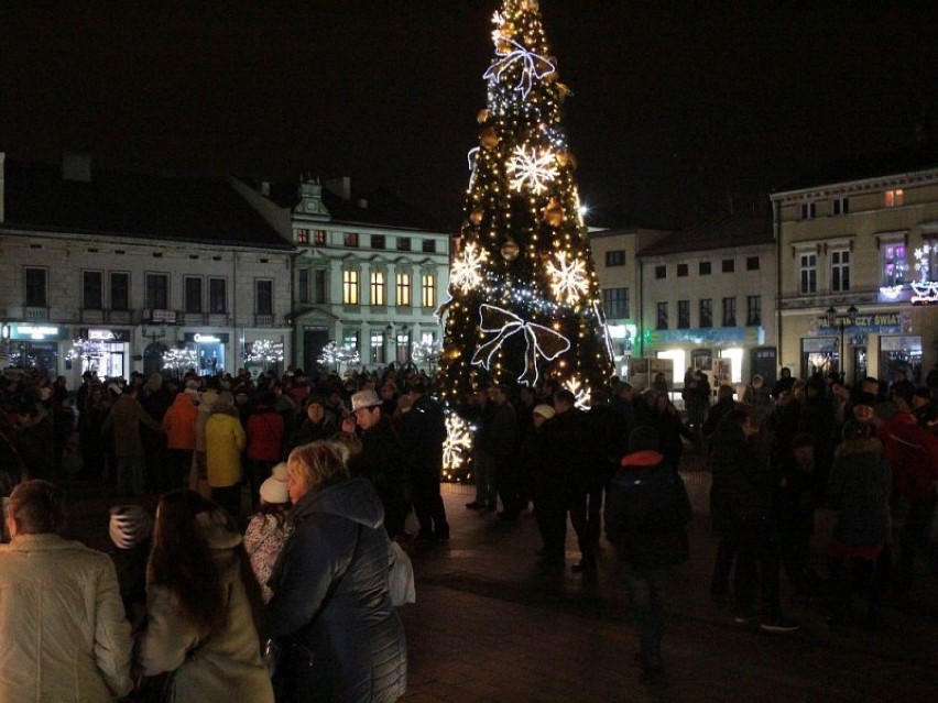 Oświęcim. Pokazy laserowe podczas nocy sylwestrowej na Rynku [ZOBACZ ZDJĘCIA]