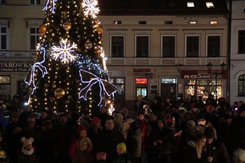 Oświęcim. Pokazy laserowe podczas nocy sylwestrowej na Rynku [ZOBACZ ZDJĘCIA]