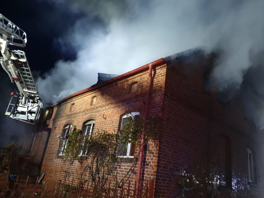 Strażacy walczyli z pożarem domu w miejscowości Grajewo.