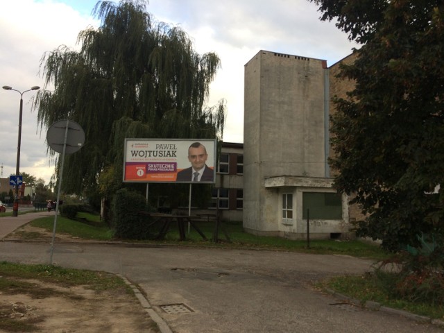 Baner wyborczy radnego w Sosnowcu zawieszono na stelażu, stojącym na terenie należącym do Szkoły Podstawowej nr 42