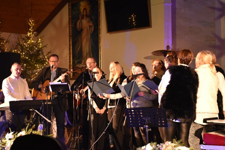Koncert "Nasze Betlejem" już za nami. Zespoły z gminy Człuchów i Torunia rozgrzały publiczność w świątecznym klimacie! ZDJĘCIA