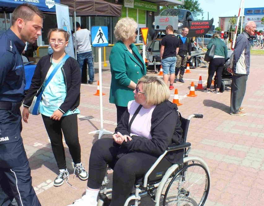 Joanna Gorzałczyńska ( na wózku) w rozmowie z aspirantem...