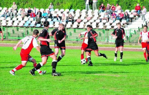 Na powrót do ligi okręgowej w Kolejarzu Katowice (ciemne stroje) w tym sezonie nie liczą