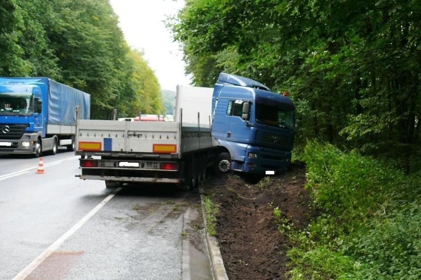 Znów groźnie na drogach. Dwa niebezpieczne wypadki koło Oleśnicy [ZDJĘCIA]