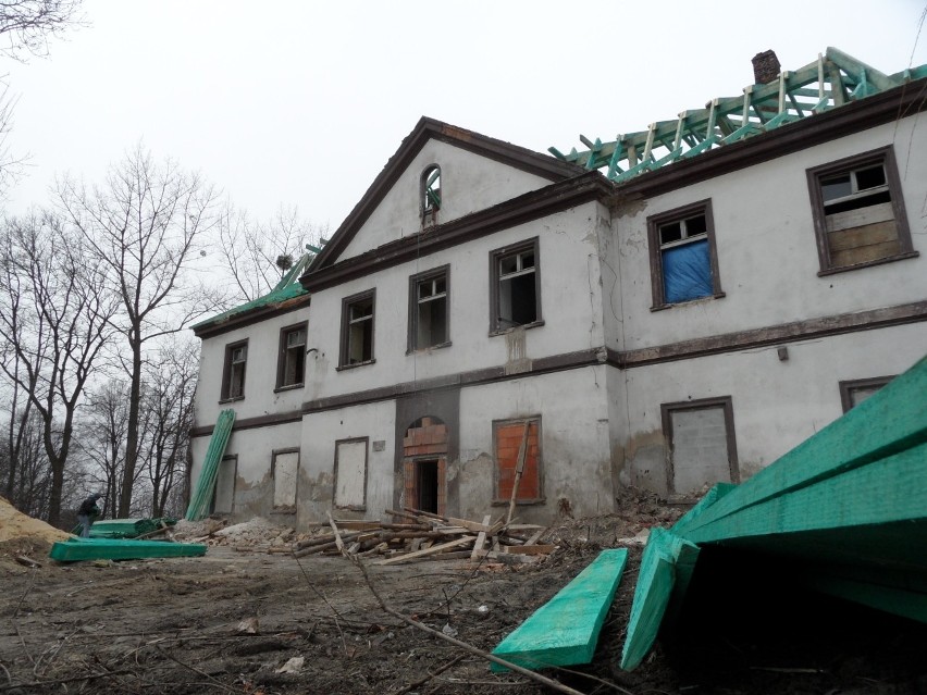 Dworek w Mikulczycach. Trwa remont pałacyku, który spłonął częściowo w październiku