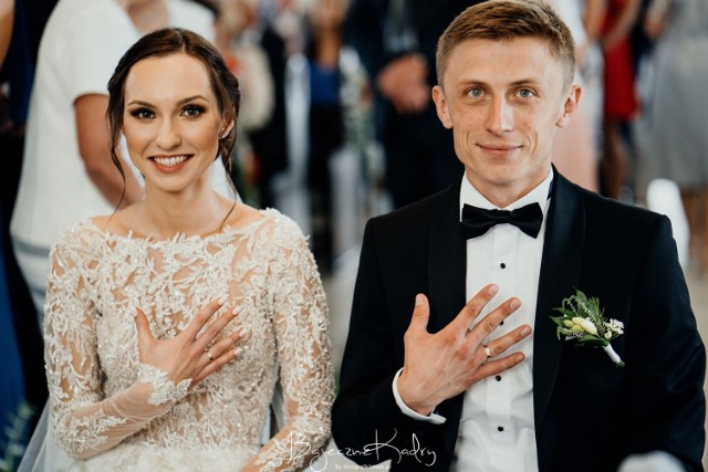 Karolina Piątkowska i Szymon Godyla powiedzieli sobie „tak”. Ślub zorganizowano w kaplicy obok pałacu w Pawłowicach.