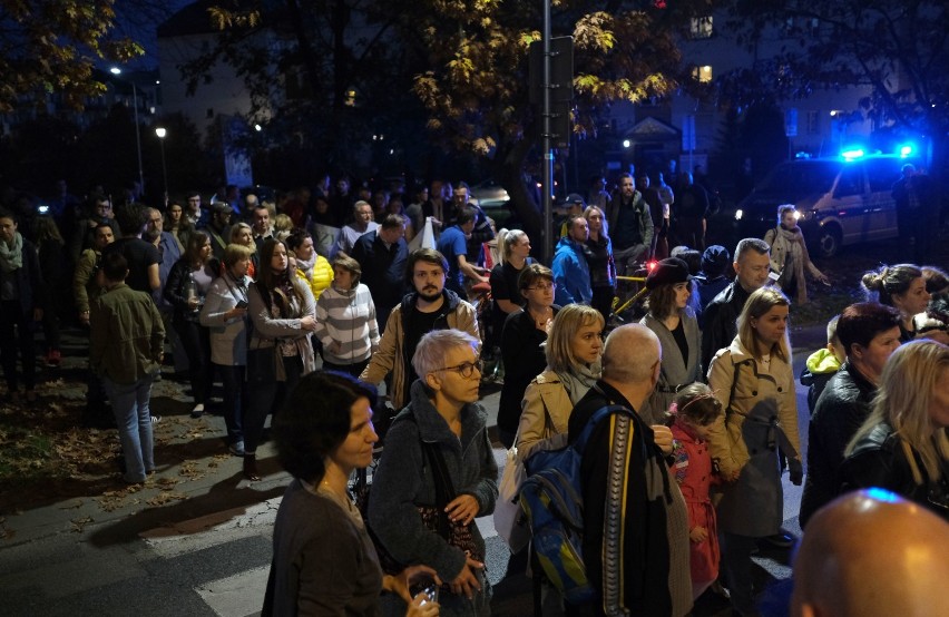 Protest przeciwko zabijaniu pieszych. Na Bielanach zapalono znicze w miejscu śmiertelnego wypadku