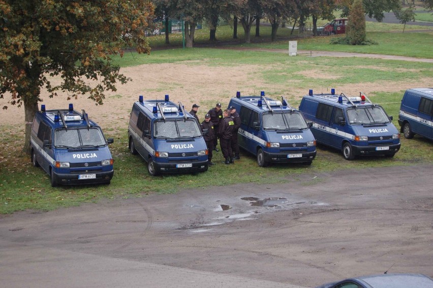 Policja zabezpiecza mecz piłkarski w Szczecinku