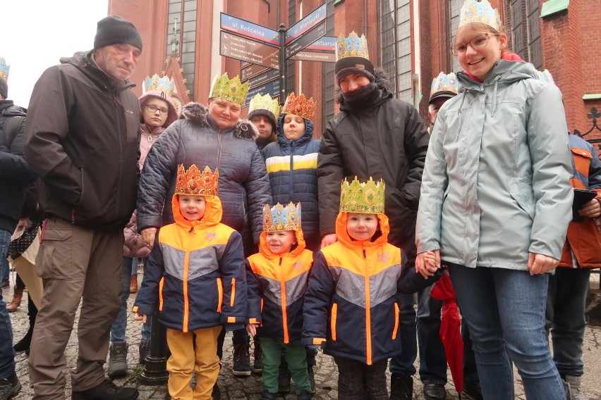 Orszak Trzech Króli 2024 w Wałbrzychu: Długi korowód przeszedł ulicami Śródmieścia - zdjęcia