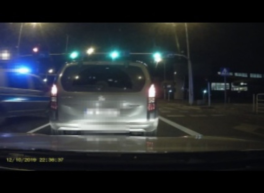 Zobacz jazdę pijanego kierowcy na drodze Włocławek - Kowal i zatrzymanie przez policję po obywatelskim zgłoszeniu [wideo]