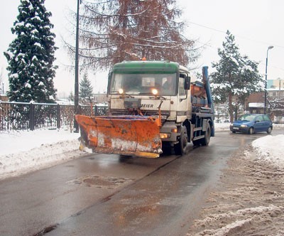 Ciężki sprzęt wyjechał na ulice miasta, ale zapowiadane opady mogą pokrzyżować plany drogowcom