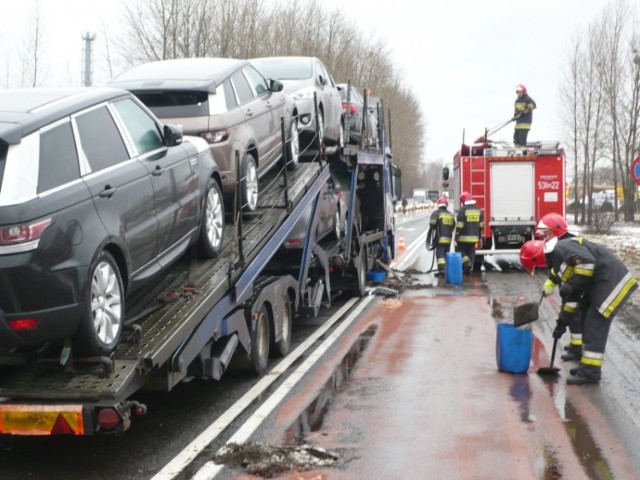 Wypadek w Ostródzie. Zderzyło się auto z ciężarówką