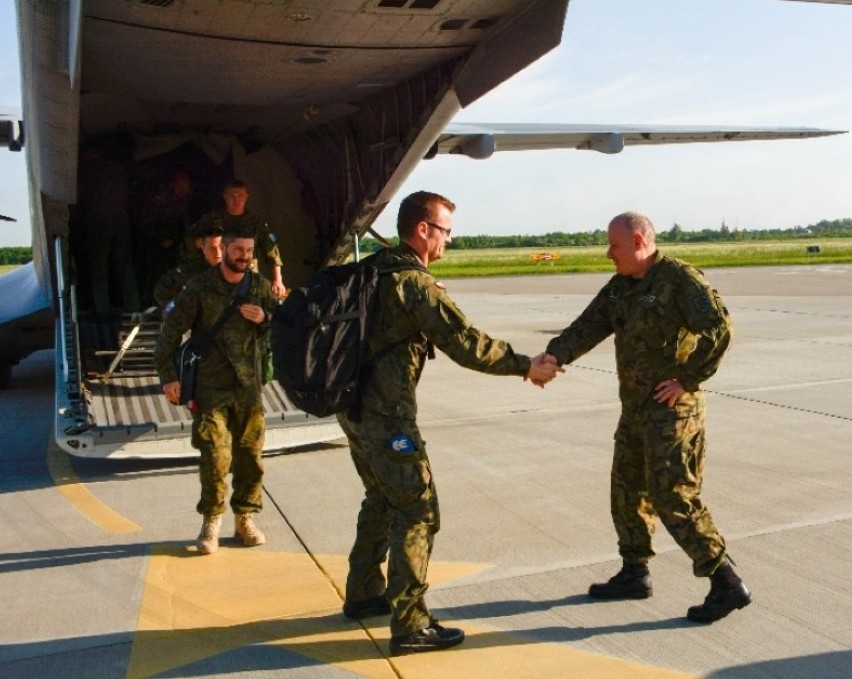 Żołnierze wracający z Kosowa wylądowali na lotnisku 22 BLT w Malborku