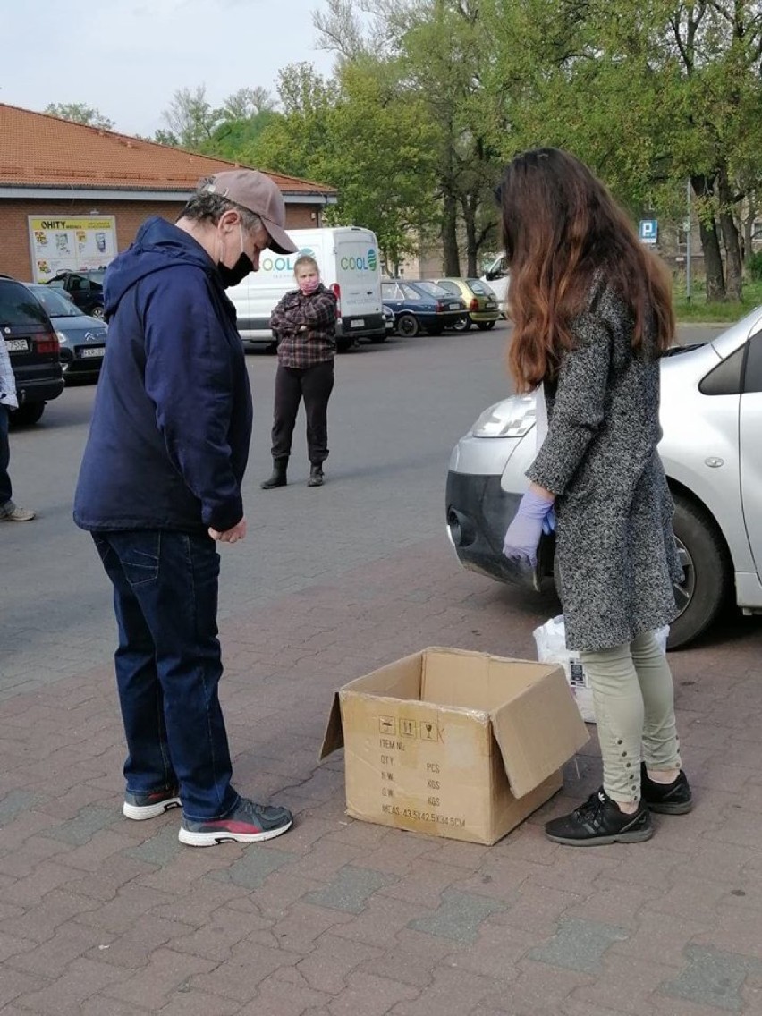 Gubińska Fala Pomagania wciąż szyje i rozdaje maseczki...