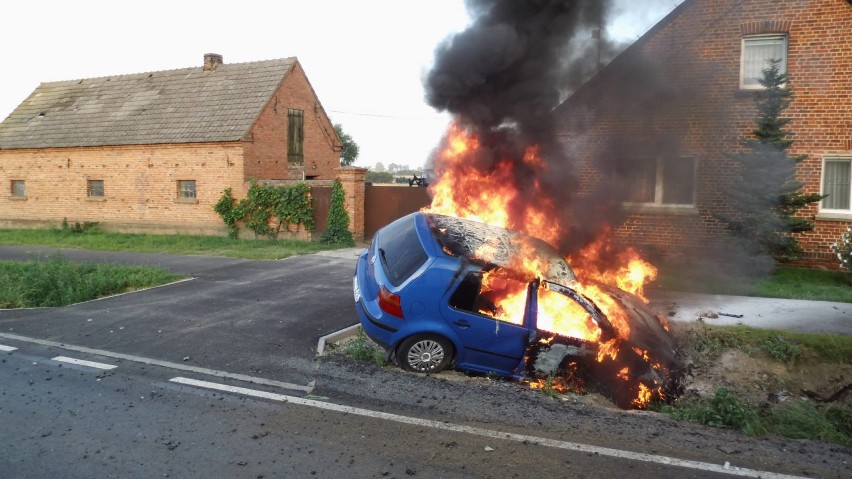 W Lipowcu spłonęło auto. Kierowca zbiegł!