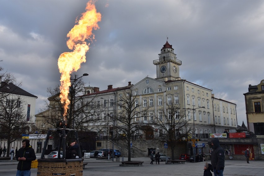 Gorlice. Demonstracja poparcia oraz koncert artystów z powiatu dla Ukrainy. Musicalowe "Uciekali" wybrzmiało szczególnie