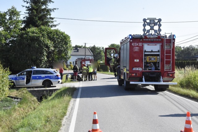 Do wypadku doszło na drodze powiatowej w Woli Dębińskiej. Droga była całkowicie zablokowana
