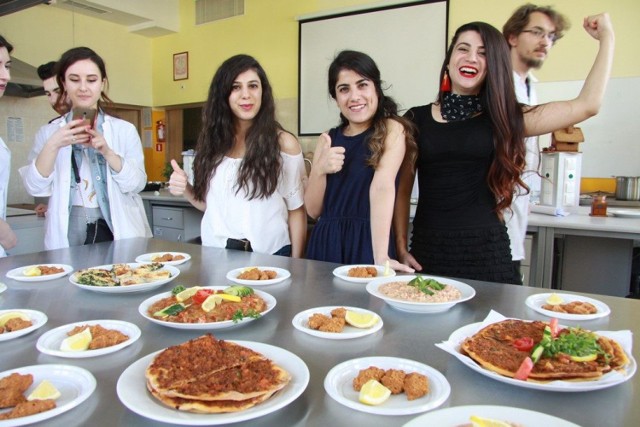 Na kierunku bezpieczeństwo i produkcja żywności Państwowej Wyższej Szkoły Wschodnioeuropejskiej w Przemyślu, odbyły się warsztaty kulinarne z udziałem studentów przyjeżdżających do PWSW w ramach programu Erasmus+. 

Studenci z Turcji i Węgier wraz ze studentami kierunku BiPŻ z Ukrainy oraz Polski przygotowali wspólnie wachlarz tradycyjnych dań. Spotkanie zatytułowane „Kuchnie Świata” rozpoczęły się wykładem, na którym zostały przedstawione w języku angielskim potrawy, które studenci zaplanowali przyrządzić.

Zobacz także: Robert Makłowicz zdradza tajemnice idealnego grillowania: Marynaty są okropne i zmieniają smak tego, co chcemy zjeść
