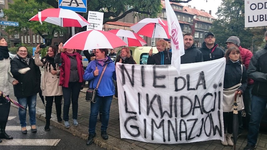 Nauczyciele z Lublińca protestowali wczoraj w Katowicach [ZDJĘCIA]
