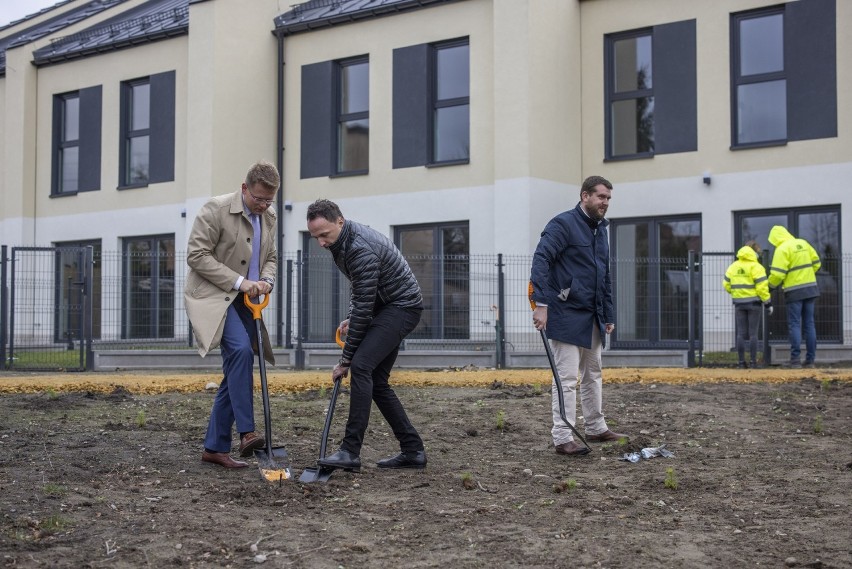 Sportowcy KS Budowlani sadzili drzewa na osiedlu Domy na Pszennej. Urośnie 100 drzew