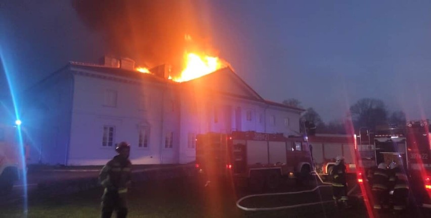 Płonie zabytkowy pałac w Korczewie. Trwa akcja gaśnicza