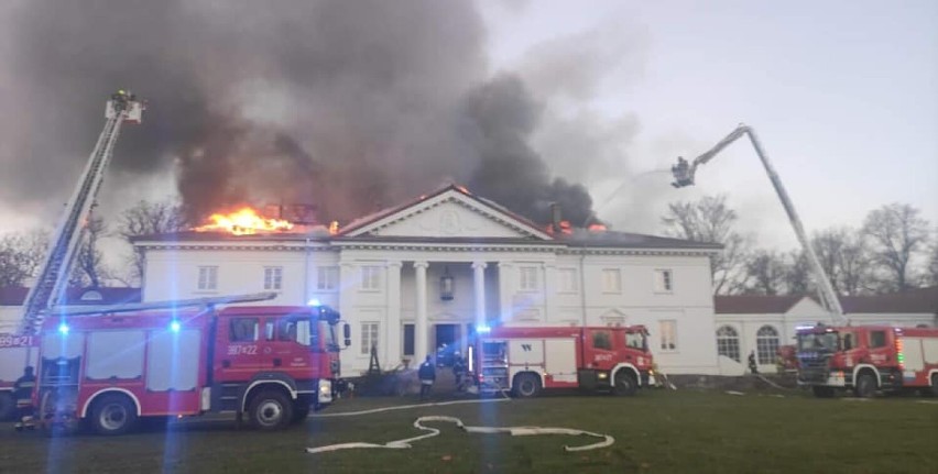 Płonie zabytkowy pałac w Korczewie. Trwa akcja gaśnicza