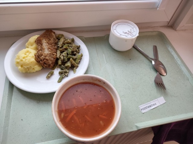 Na niedzielny obiad w szpitalu Matki Polski w Łodzi jedna z naszych Czytelniczek otrzymała filet z kurczaka z ziemniakami i fasolką szparagową.