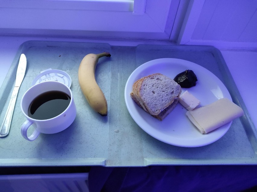 Pory posiłków w szpitalach to zwykle 9 rano - śniadanie,...