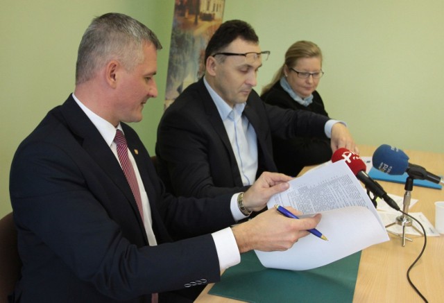 Symboliczny czek na inwestycję podpisali: Rafał Rajkowski z Mazowsza, oraz Tomasz Matlakiewicz i Ewa Białecka z powiatu.

