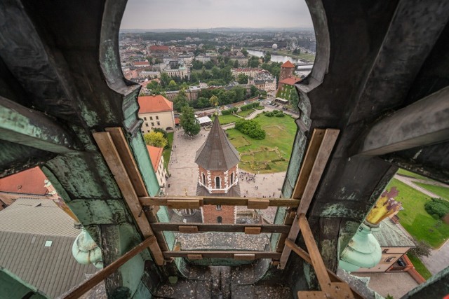 Widok z Wieży Zegarowej na Wieżę Srebrnych Dzwonów katedry wawelskiej