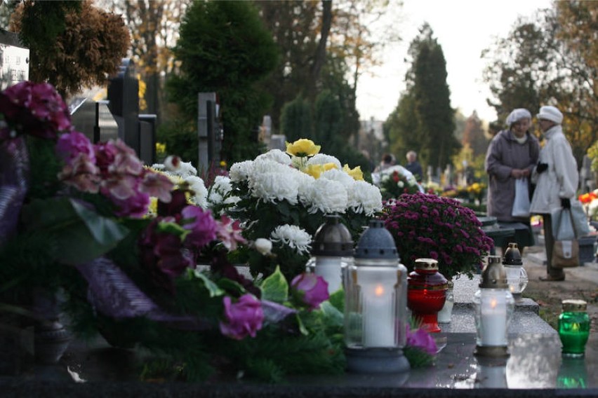 Święto zmarłych w Opocznie. Jak 1 listopada będzie wyglądać organizacja ruchu przy opoczyńskich cmentarzach?