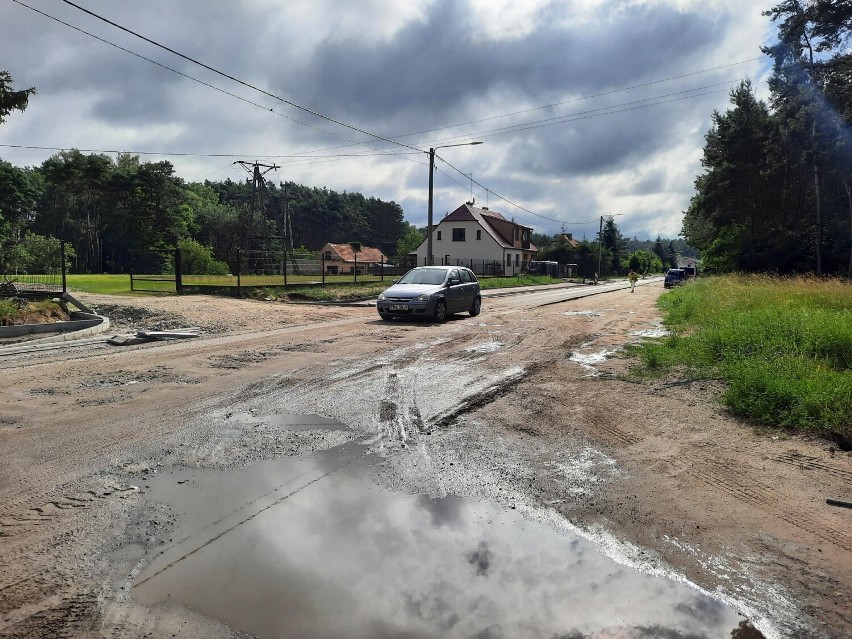 Tak remontowana ulica Antoniewska w Skokach, która wchodzi w...