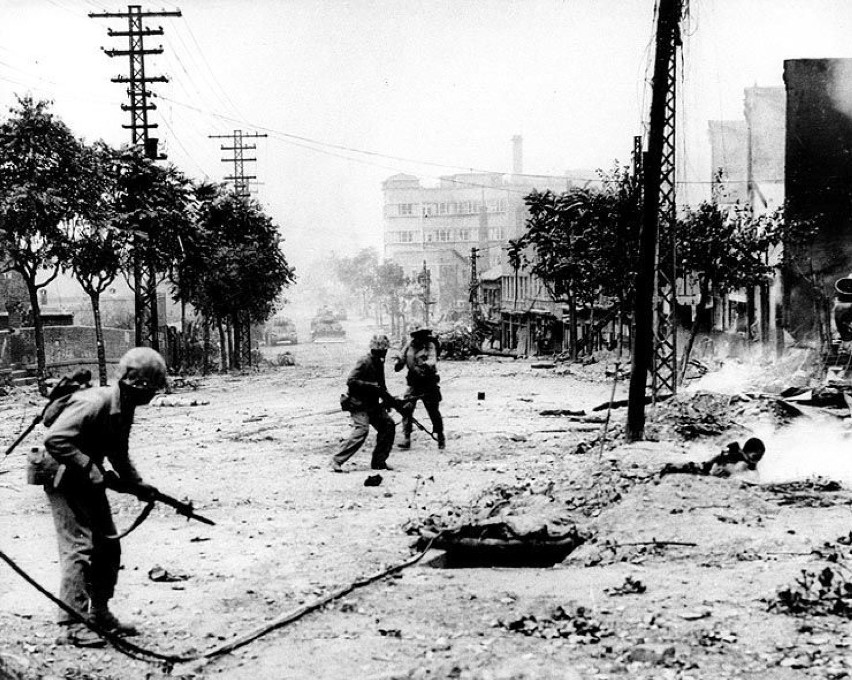 Amerykańscy Marines na ulicach Seulu. Wrzesień, 1950.