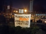 Znicze i banery przed cmentarzami w Bytomiu. "Przepraszam mamo/tato, zabronili mi przyjść" - czytamy jedno z haseł