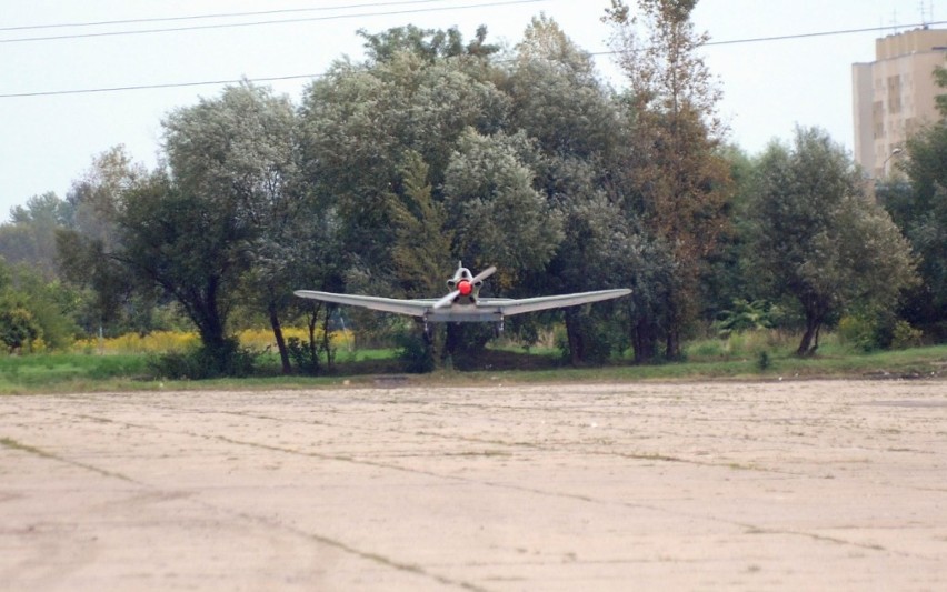 Zabytkowy Jak-18 na lotnisku w Czyżynach [ZDJĘCIA]