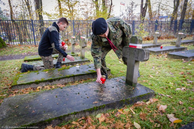 W związku ze zbliżającym się dniem Wszystkich Świętych dziś po południu, w imieniu prezydenta Białegostoku, zostały złożone kwiaty na Cmentarzu Wojskowym przy ul. 11 Listopada.