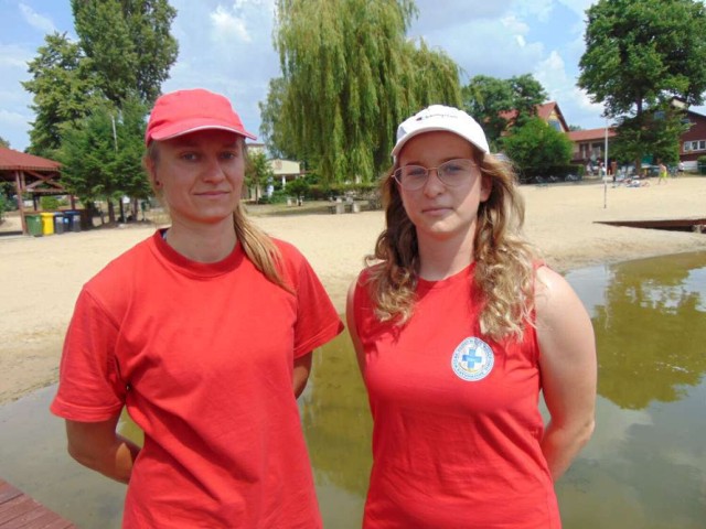 Od lewej Hanna Cerajewska i Maja Czarnolewska na plaży w Szamocinie