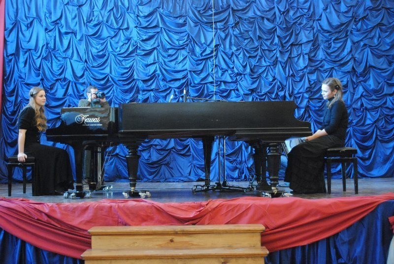 W kościańskim liceum odbył się niezwykły koncert - na dwa fortepiany