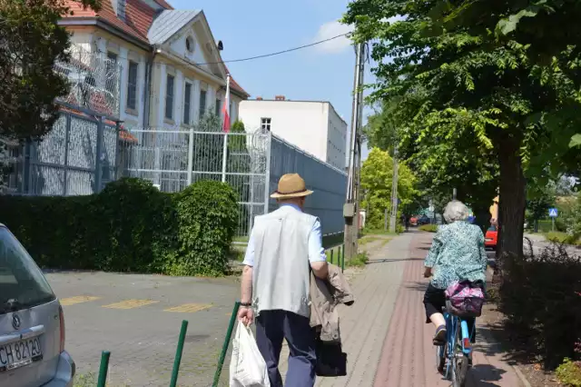 Po drugiej stronie dawnego więzienia są bloki. To centrum miasta - są dworzec PKP, szkoła, przedszkole