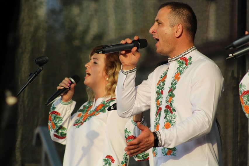 Wspólne śpiewanie i modlitwa po Ukraińsku na żorskim rynku