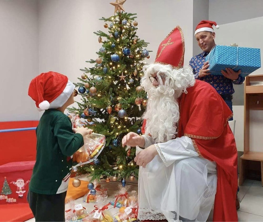 Mikołaje z Koalicji Obywatelskiej w odwiedzinach w Przedszkolu "Niebieska Kraina". ZDJĘCIA