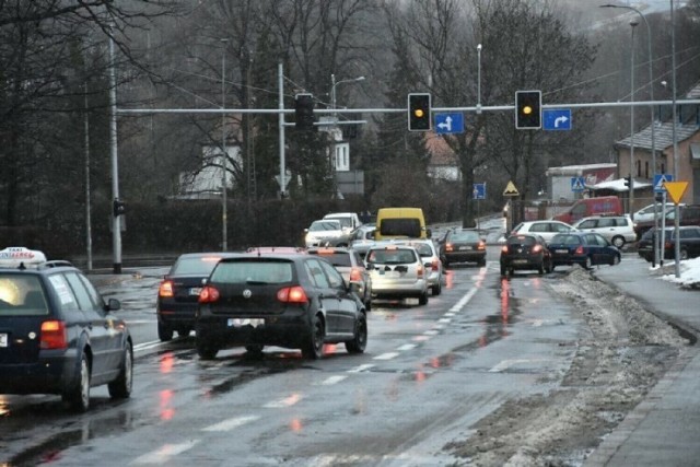 1.
Wieloletnia Prognoza Finansowa: 
Wprowadzono ponownie zadanie inwestycyjne pn.: „Przebudowa drogi krajowej nr 35 ul. Wrocławskiej na odcinku od ul. Długiej wraz ze skrzyżowaniem do ul. Odlewniczej wraz ze skrzyżowaniem”, z okresem realizacji przypadającym na lata 2021-2024 i łącznymi nakładami finansowymi po stronie wydatków majątkowych w wysokości 192.300 zł, z czego w roku 2024 wydatki majątkowe przewidziane są na kwotę 192.300 zł,

Budżet: 
Zadanie inwestycyjne pn. "Przebudowa drogi krajowej nr 35 ul. Wrocławskiej na odcinku od ul. Długiej wraz ze skrzyżowaniem do ul. Odlewniczej" - 192.300,00 zł.

Wysokość nakładów oznacza, że chodzi o dokumentację, a jeszcze nie prace wykonawcze.